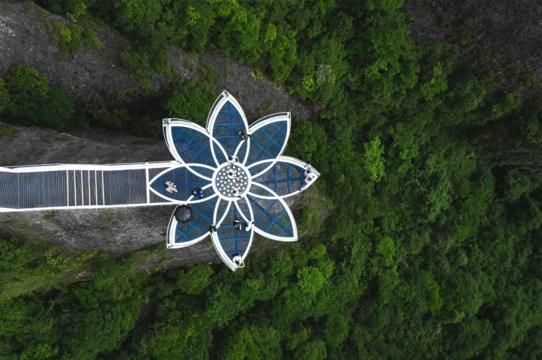 这里的如意桥,瀑布,悬空莲花台值得一去~从空中俯瞰莲花台,就如一朵