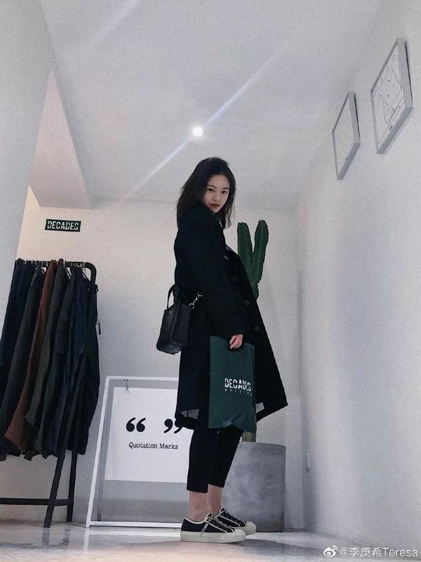 00 后小花,发现这些都还不满 20 岁的美少女们,还是上脚匡威,vans