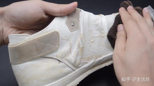 家里的白鞋脏了,你还在用水洗吗?