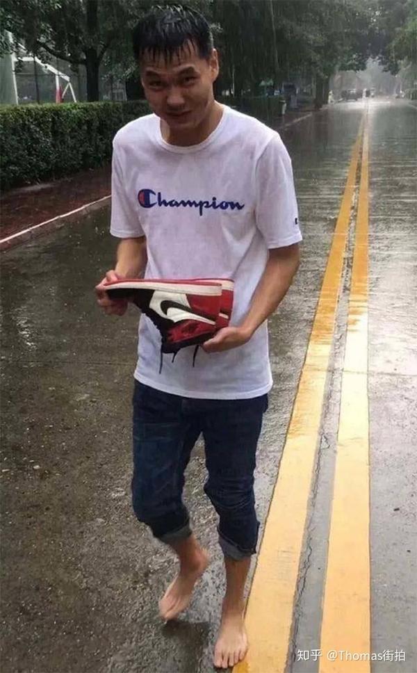 莆田的耐克和正版耐克有什么区别,aj鞋子到大雨天下面踩水
