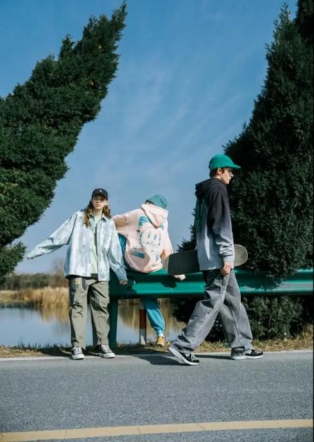 算是最早的使用脸作为logo的品牌了,连贾斯丁比伯的drew house都是