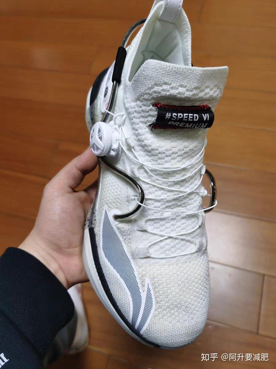 没错,就是那个巨大屁股的那个,下图(低配)然后说实话原装鞋带有丝丝长