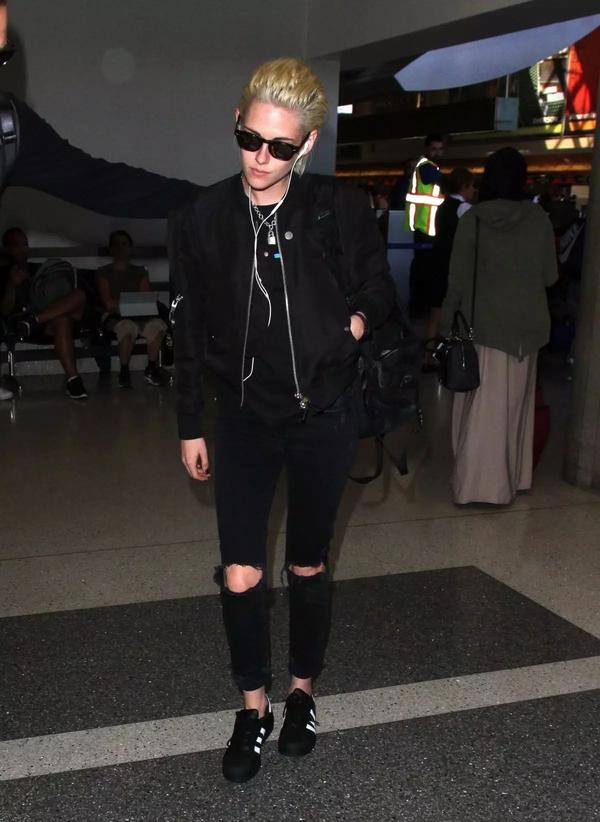 那么就来看看泰勒斯的穿搭示范,她会以桃红鞋带黑色运动鞋搭配,为全身