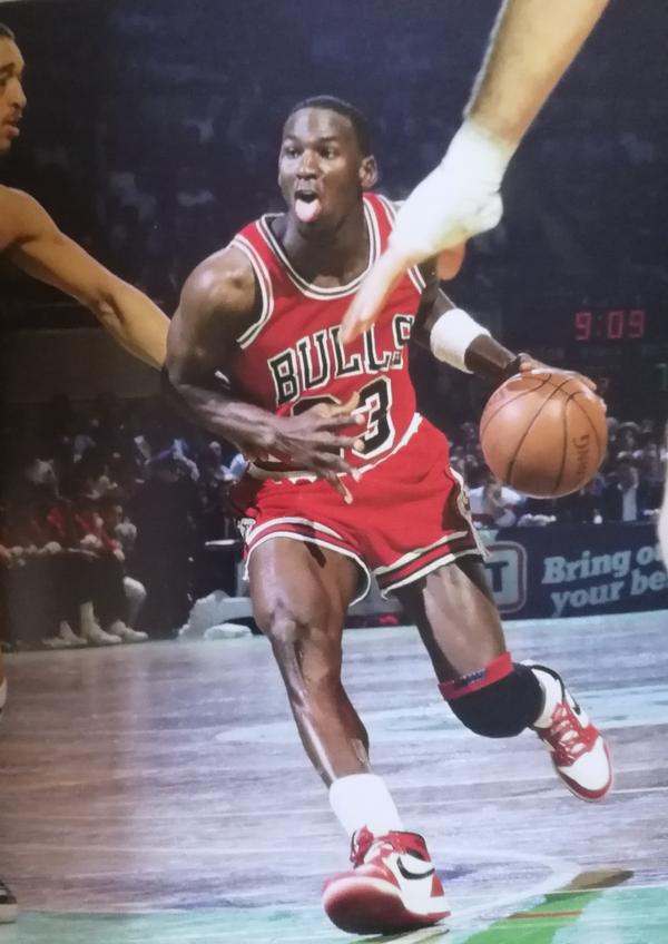 的朋友,恐怕也很难不注意到海报里面"小黑蛛"迈尔斯·莫拉莱斯(miles